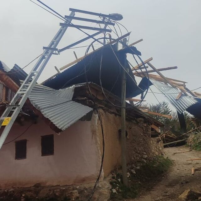 Erzincan'da çatılar uçtu, direkler devrildi