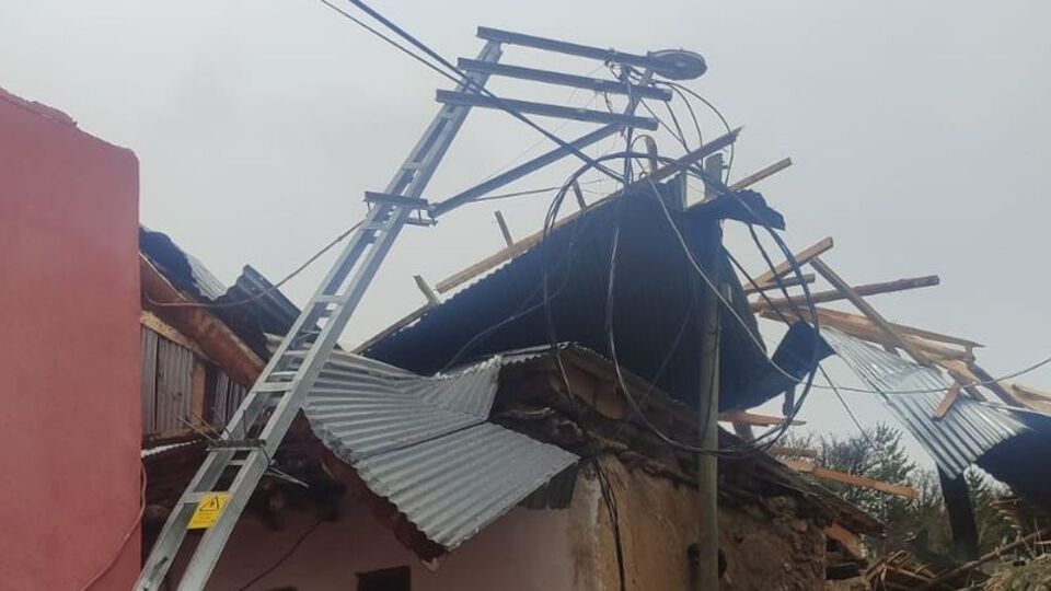 Erzincan'da çatılar uçtu, direkler devrildi