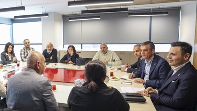 Özel, gözaltındakilerin aileleriyle görüştü