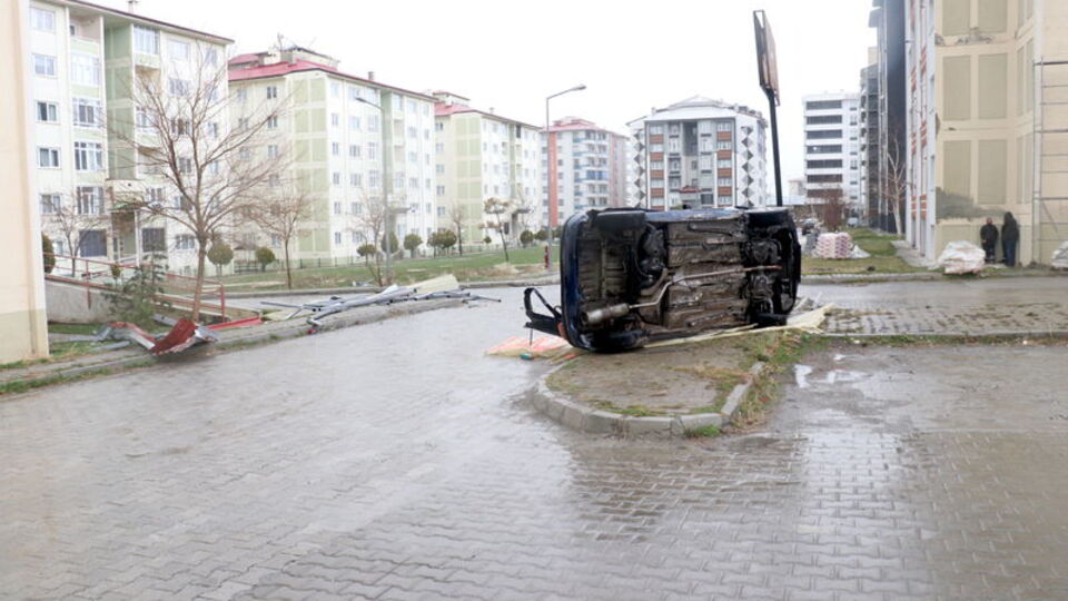 Erzurum'da kuvvetli rüzgar etkili oldu