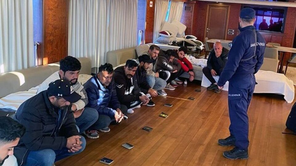 Ticari yatta kaçak göçmenler yakalandı