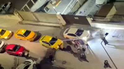 Taksiciler ile öğrenciler birbirine girdi