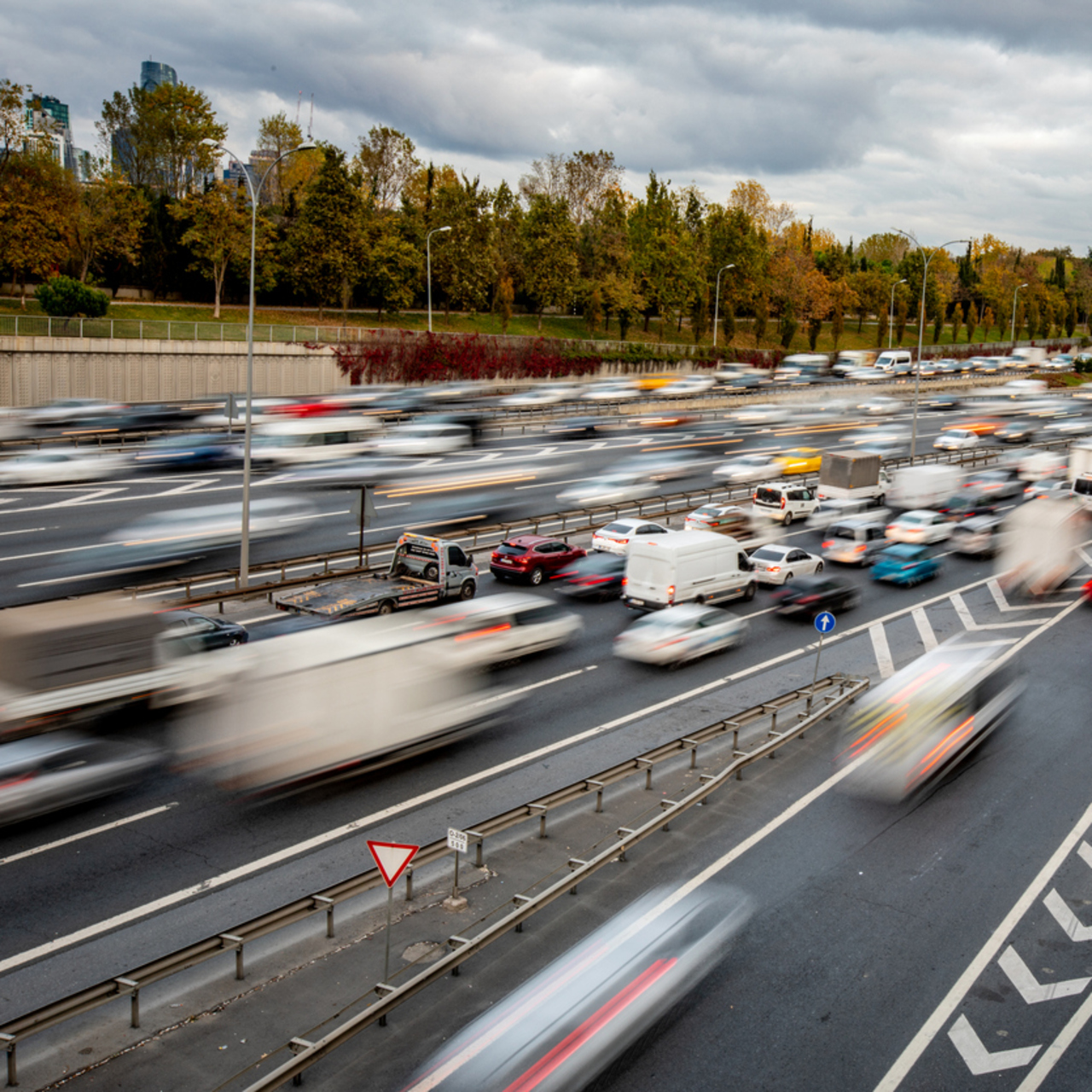 Trafik neden bazı ülkelerde ters yönde akar?