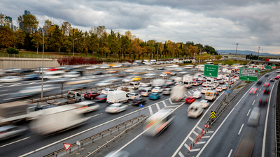 Trafik neden bazı ülkelerde ters yönde akar?