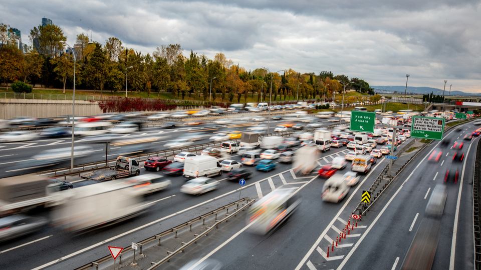 Trafik neden bazı ülkelerde ters yönde akar?