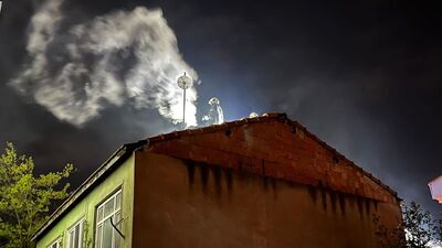 İki katlı evin bacasında yangın