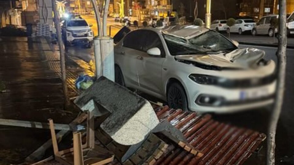 Hakkari'de şiddetli fırtına! 3 kişi yaralandı, okullar tatil edildi