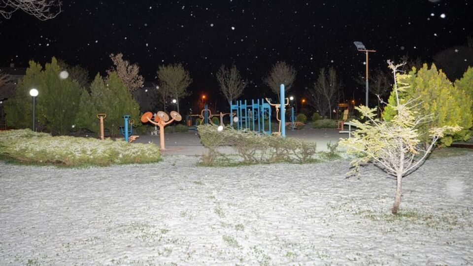 Başkent'e nisanda kar sürprizi