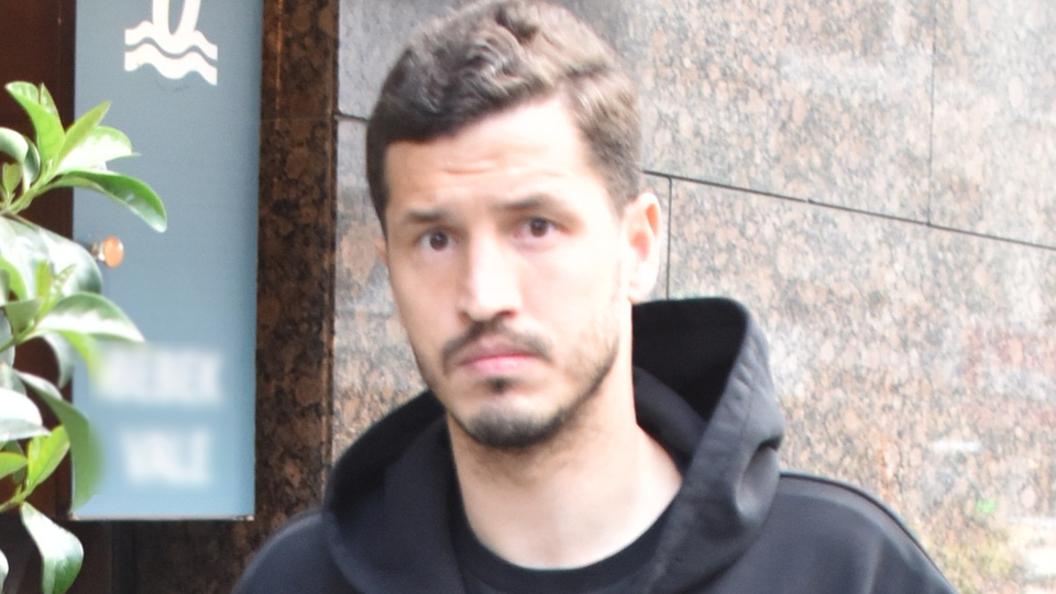 Ünlü futbolcu yürüyüşte