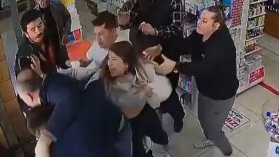 Sıra kavgasında eczacı merdivenden atıldı!