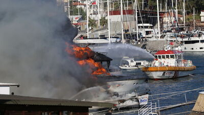 Sahildeki 4 teknede yangın!