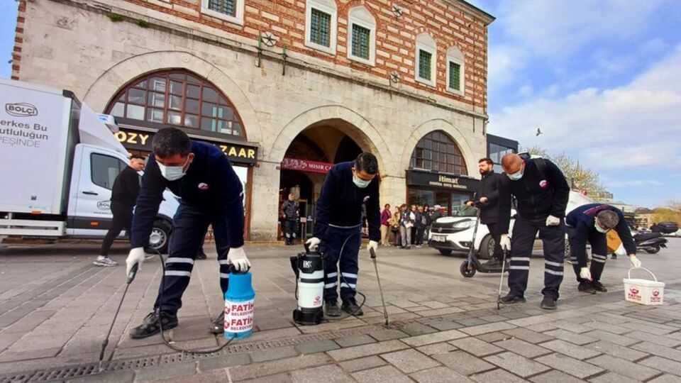 Tarihi Mısır Çarşısı'nda ilaçlama