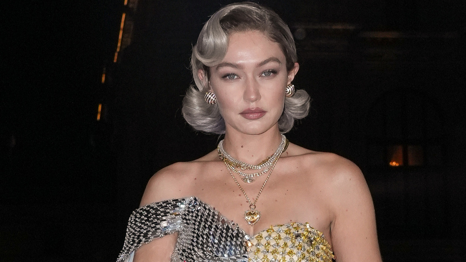 Beyaz saçı peruk çıktı