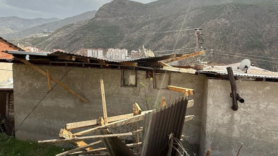 Gümüşhane'de 20 evin çatısı uçtu