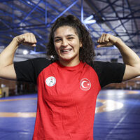 Milli güreşçiler Elvira ve Nesrin finale yükseldi!