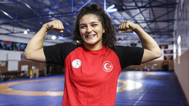 Milli güreşçiler Elvira ve Nesrin finale yükseldi!