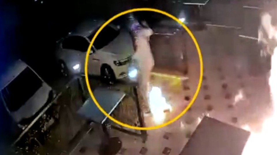 Kundakçı kendini yaktı!