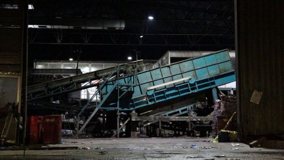 Çöp ayrıştırma makinesine sıkışan işçi öldü