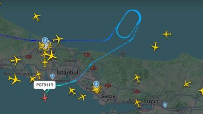 İstanbul'da uçaklar havada tur attı