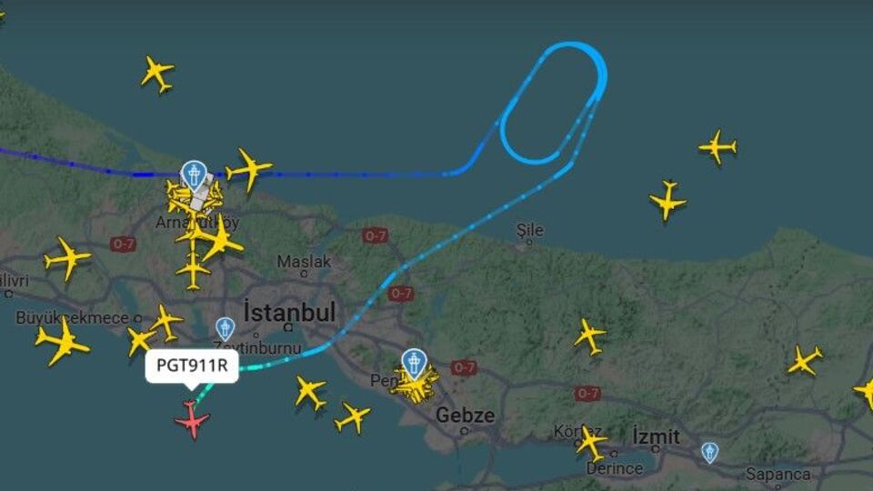 İstanbul'da uçaklar havada tur attı