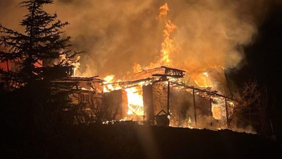 Ankara'da ahşap evden alevler yükseldi