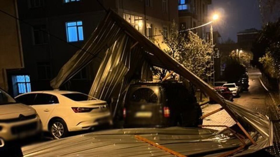 İstanbul'u fırtına vurdu! Çatılar uçtu, metruk bina çöktü