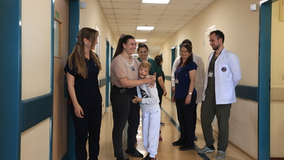 Savaş mağduru Ukraynalı çocuğa Türkiye'de kulak yapılacak