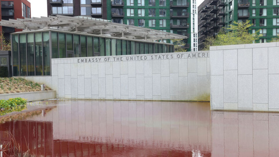 ABD'nin İsrail'e desteğine kan kırmızısı boya ile protesto