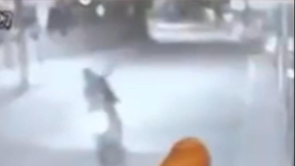 Motosikletle gelip villaların bulunduğu siteye el bombası attılar!