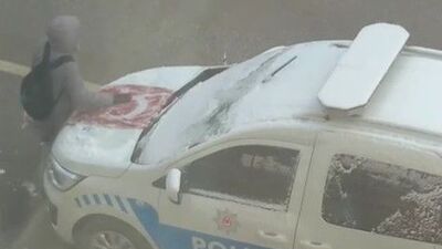 Türk bayrağında biriken karları elleriyle temizledi