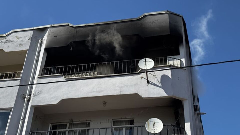Evdeki yangında 2 kişi dumandan etkilendi