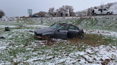 Otomobil tarlaya devrildi: 2'si ağır 3 yaralı