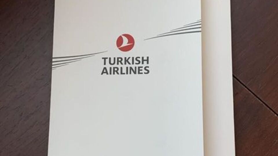THY'den Business Class yolcularına 3 dilde yemek menüsü kartı