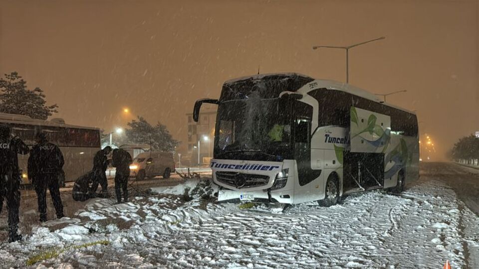 Yolcu otobüsü direğe çarptı: 2 yaralı