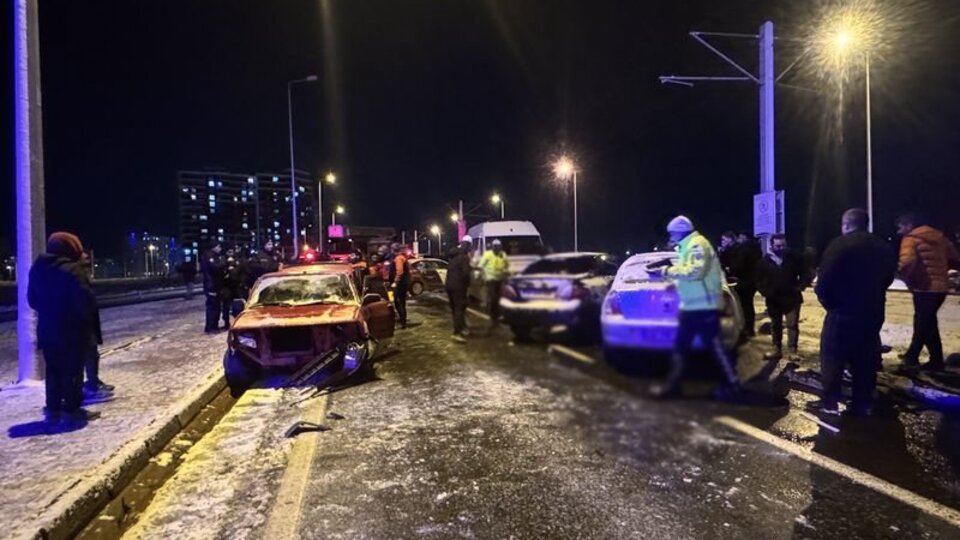 Kayseri'de 11 araçlık zincirleme kaza: 2 yaralı