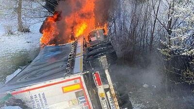 Devrilen TIR alev aldı! Sürücü içeride kaldı!