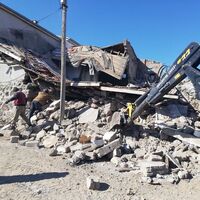 Enkazda kalan 35 küçükbaş ve 2 eşek öldü | Son dakika haberleri thumbnail