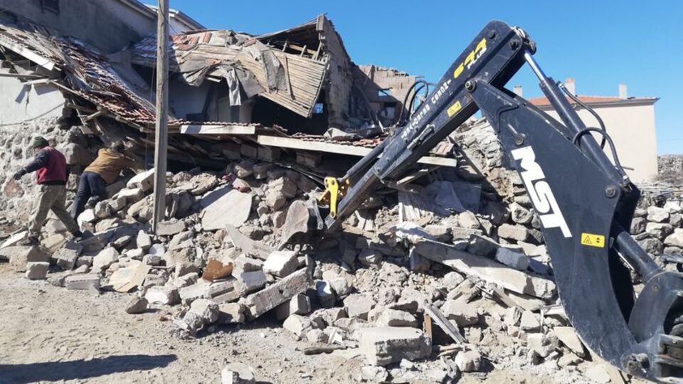 Enkazda kalan 35 küçükbaş ve 2 eşek öldü