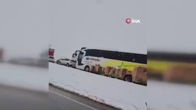 Karlıova-Erzurum yolunda kar kuyruğu