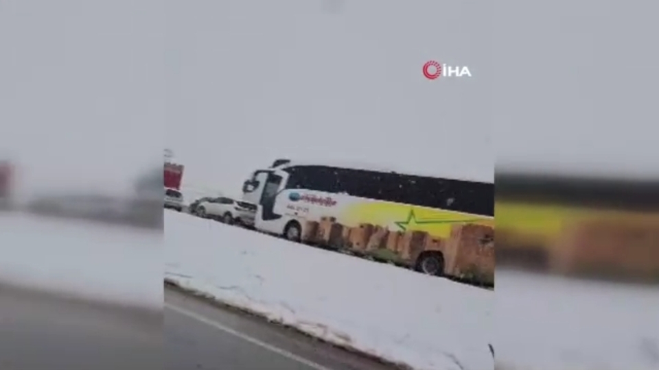 Karlıova-Erzurum yolunda kar kuyruğu