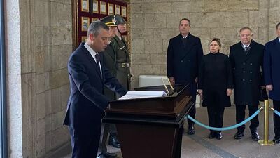 CHP'den Anıtkabir'e ziyaret