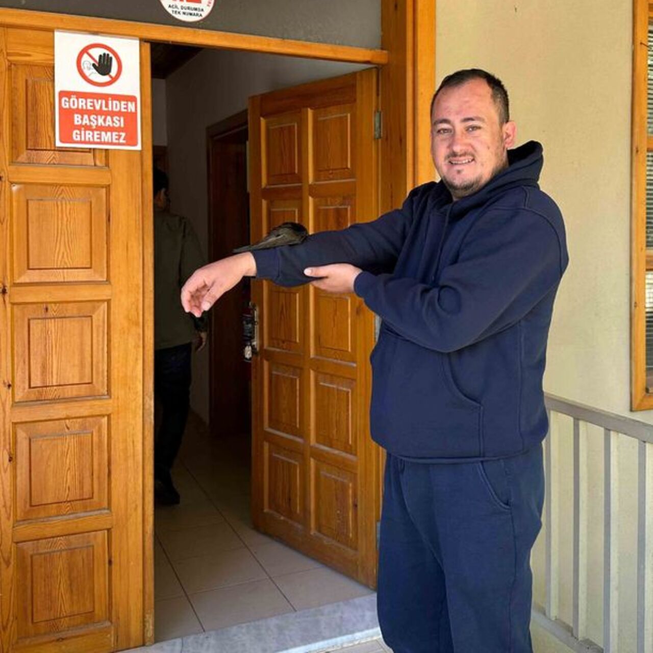 İş yerine giren ebabil kolunu bırakmadı
