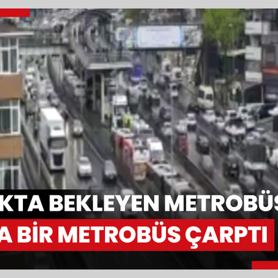 Avcılarda durakta bekleyen metrobüse başka bir metrobüs çarptı