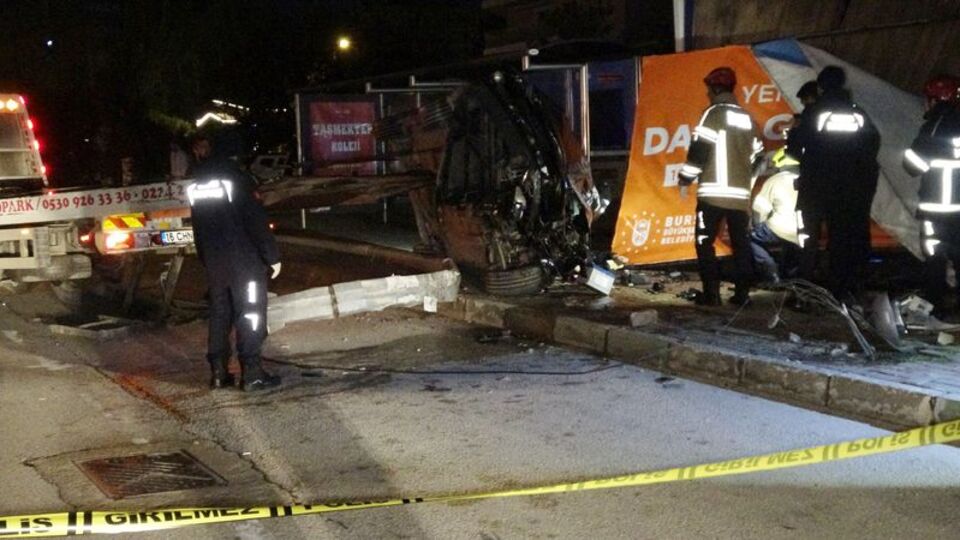 Otomobil aydınlatma direğine çarptı: 1 ölü, 1 yaralı