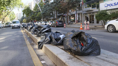 Belediye işçileri, iş yavaşlatıp çöp toplamadı