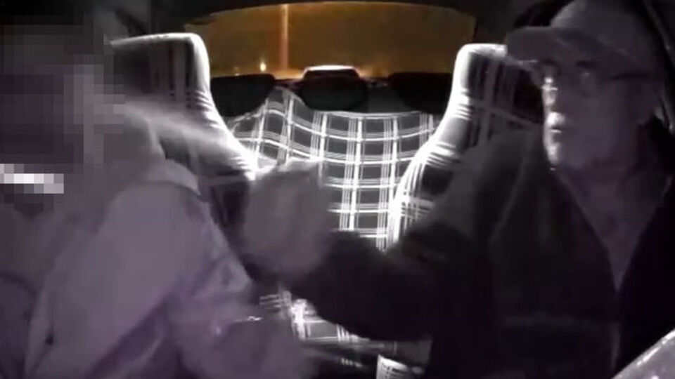 Taksici, gaspçıyı biber gazıyla püskürttü