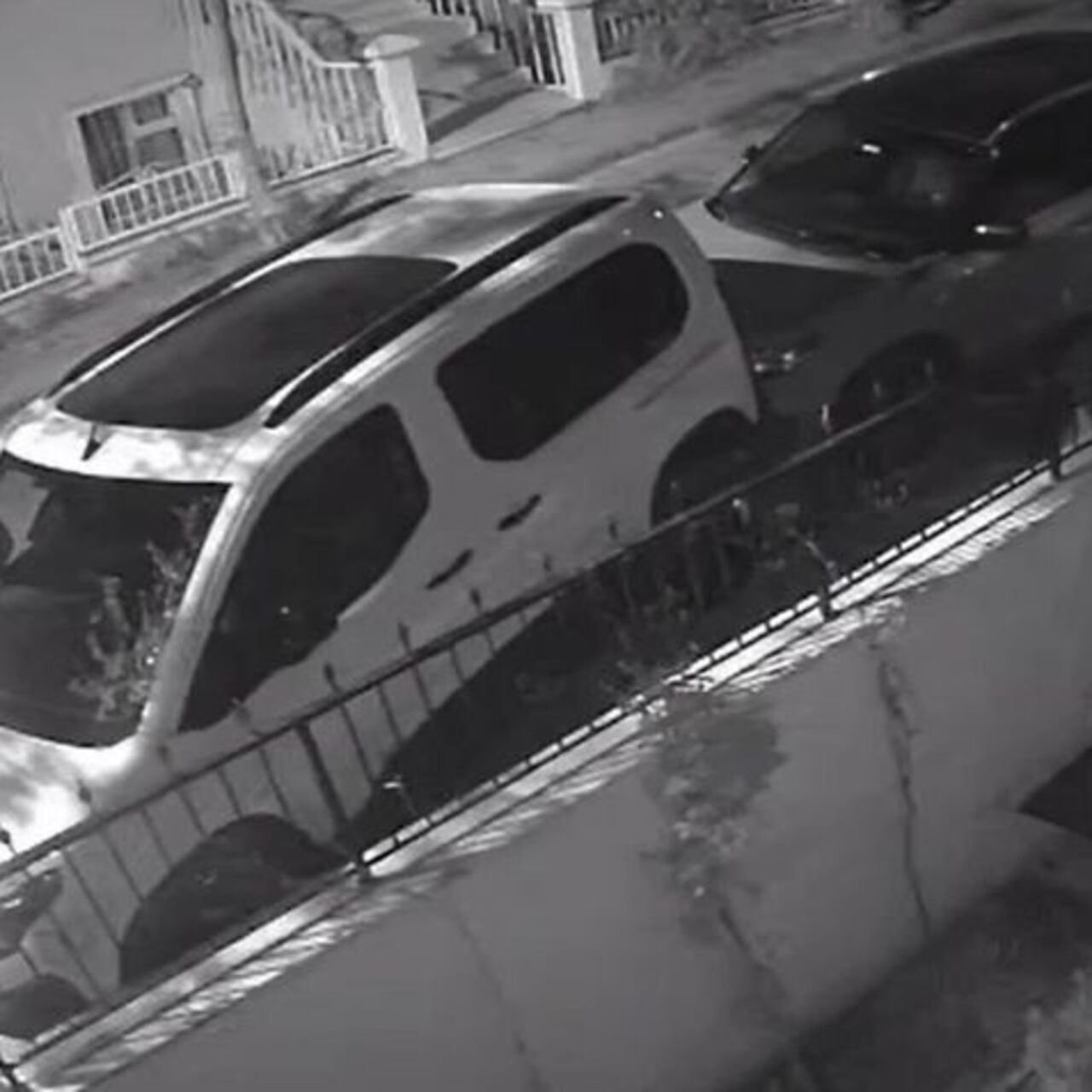 Park halindeki 8 araca çarpıp kaçtı