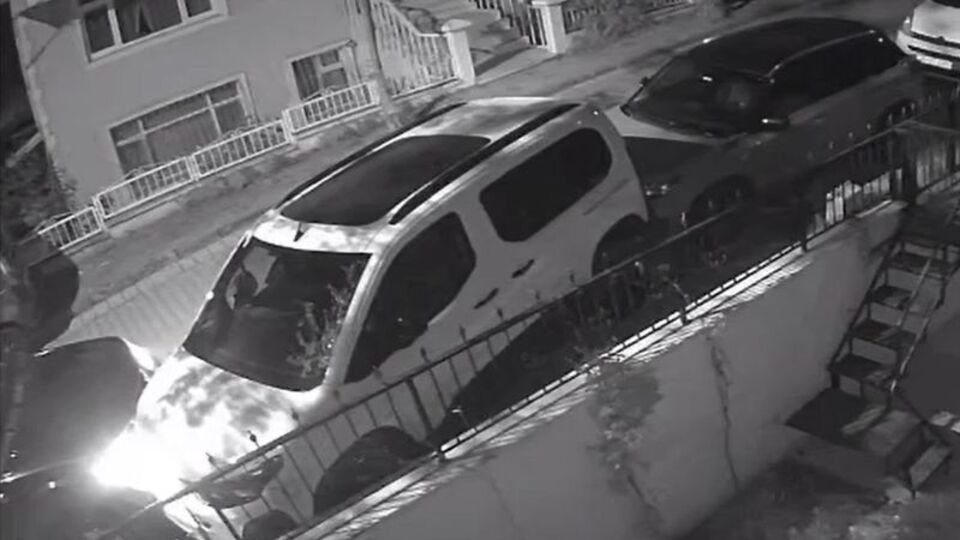 Park halindeki 8 araca çarpıp kaçtı