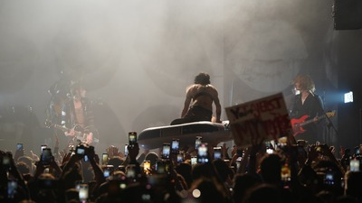 Seyircilerin üzerine şişme botla atladı