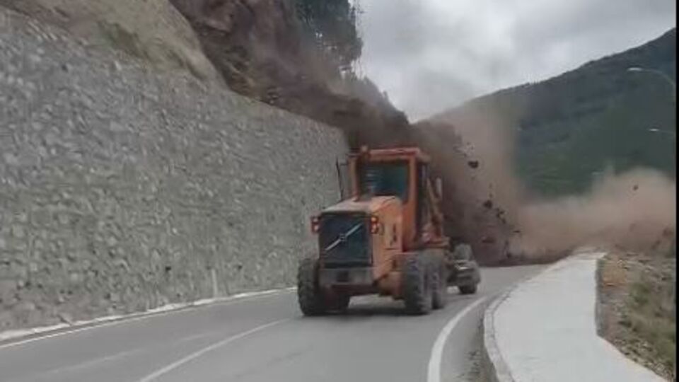 Yamaçtan kayalar düşmeye başladı... Heyelan anı kamerada!